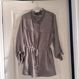 Korye light weight jacket with adjustable waist and zip & snap closure.